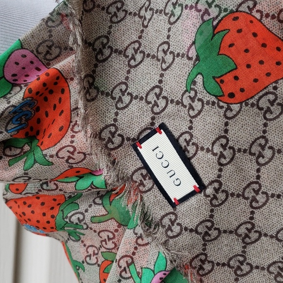 GUCCI LARGE LIGHTWEIGHT MONOGRAM GG STRAWBERRY SCARF SHAWL - Picture 9 of 10